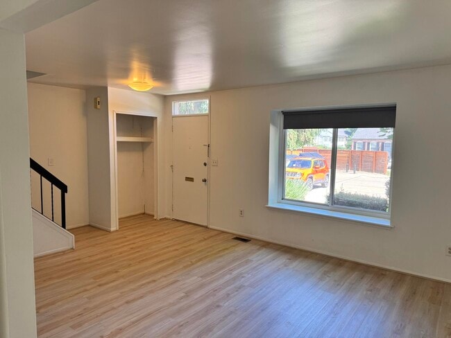 Building Photo - 3200 Bolgos Cir