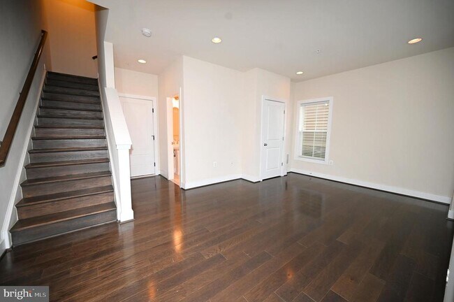 Foto del edificio - 2413 Glenallan Ave