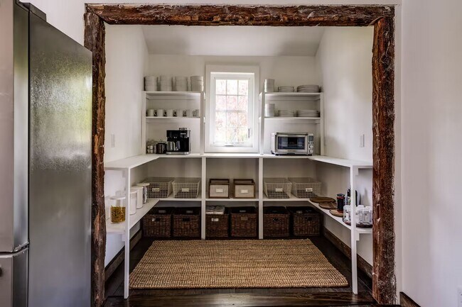 Building Photo - 740 Little City Rd