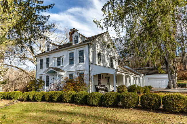 Foto del edificio - 18 Sharon Mountain Rd