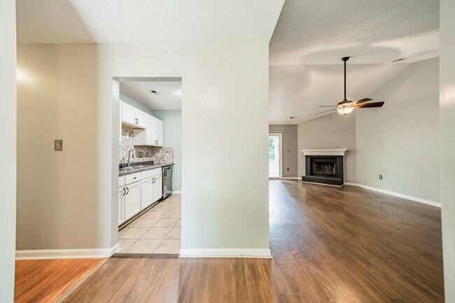 Foto del edificio - Room in House on Sherington Way