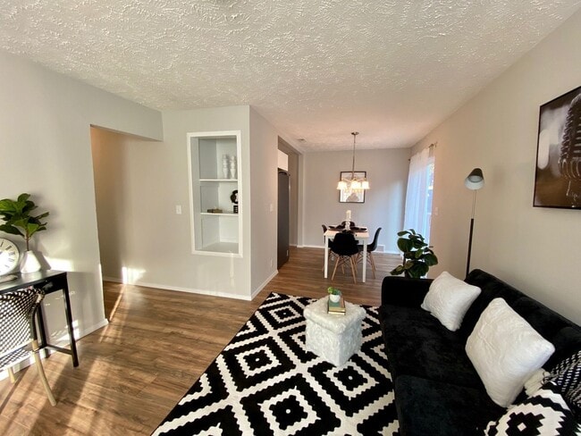 Building Photo - South Hill!