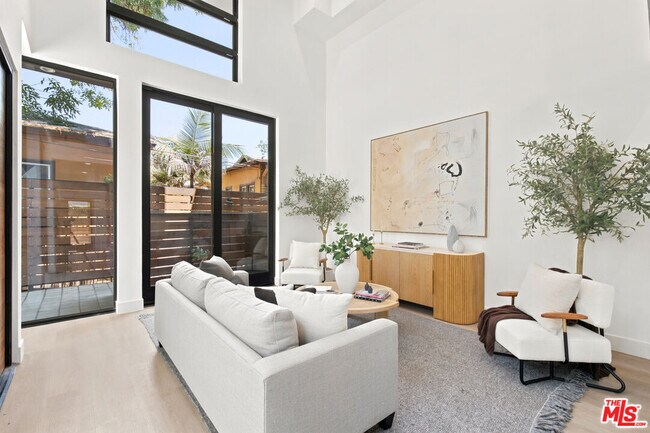 Foto del edificio - 1159 N Formosa Ave