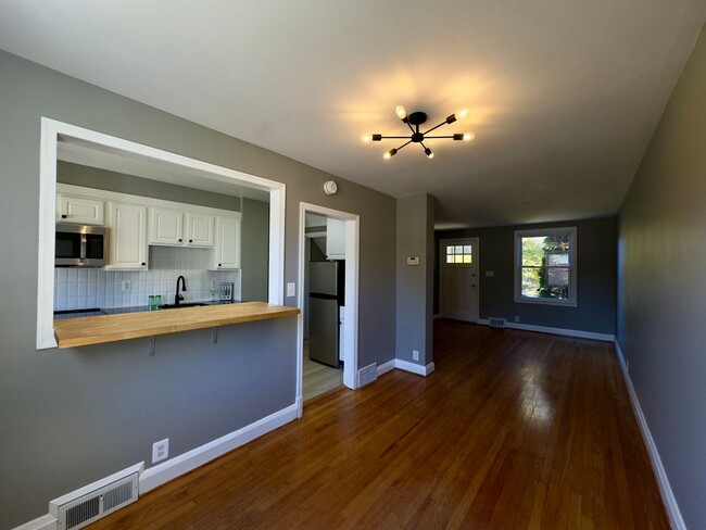 Foto del edificio - Beautiful Two-Bedroom Parkville Townhome w...