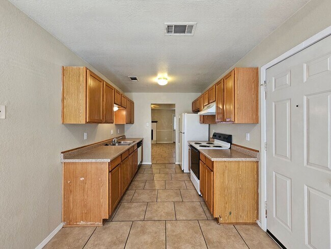 Foto del edificio - AVAILABLE NOW!