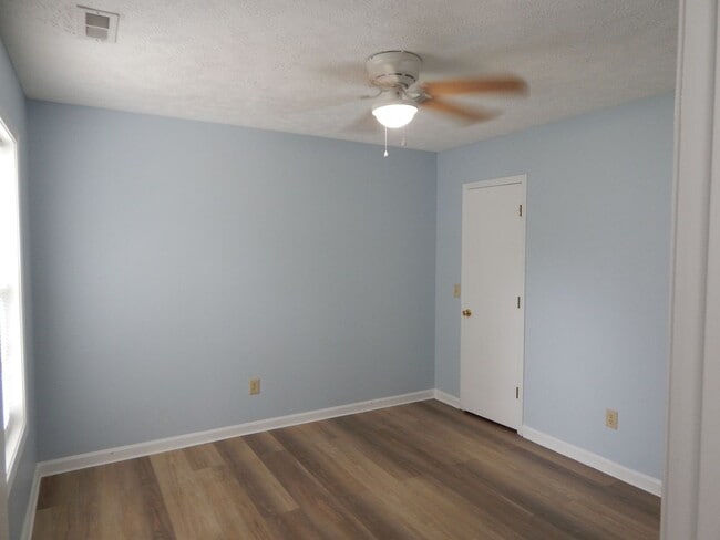 Building Photo - Adorable 2 bedroom 2 bath single family home with fully fenced in back yard. One car driveway.