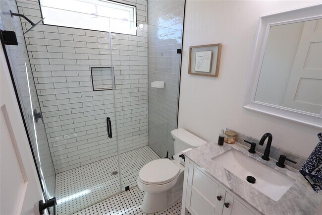 Foto del edificio - 2105 Donahue Ln