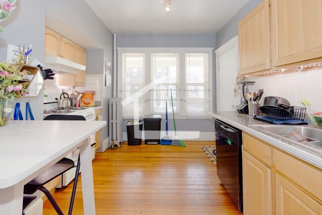 Building Photo - Apt near Harvard Ave. T Stop, Heat and Hot Water Included, Modern, Spacious, Sunny!