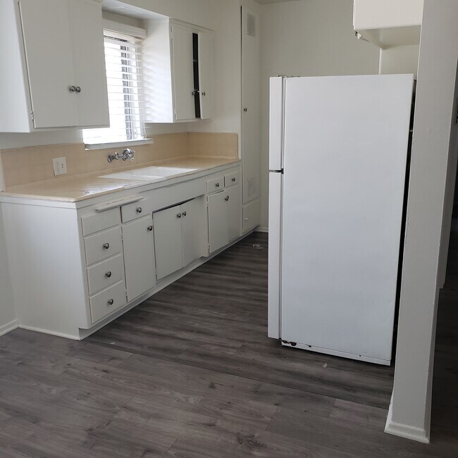 Building Photo - 15456 Vanowen St