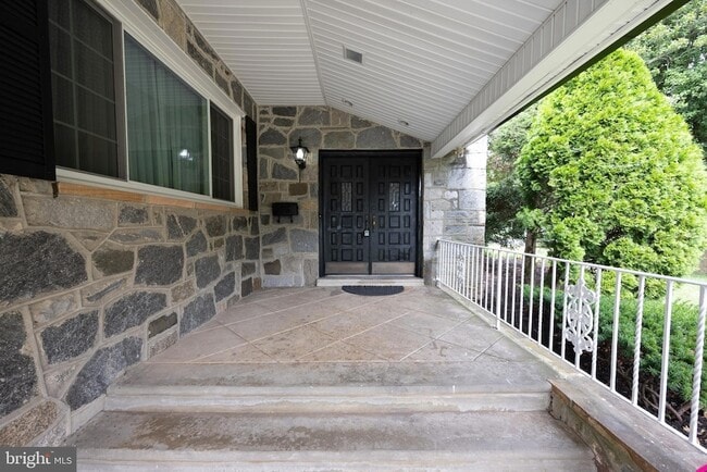 Building Photo - 1717 Country Club Dr