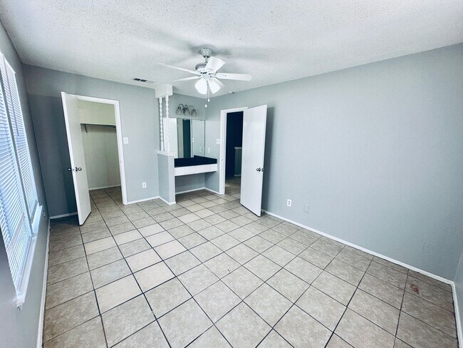 Foto del edificio - 5305 Woodland Oaks Ct