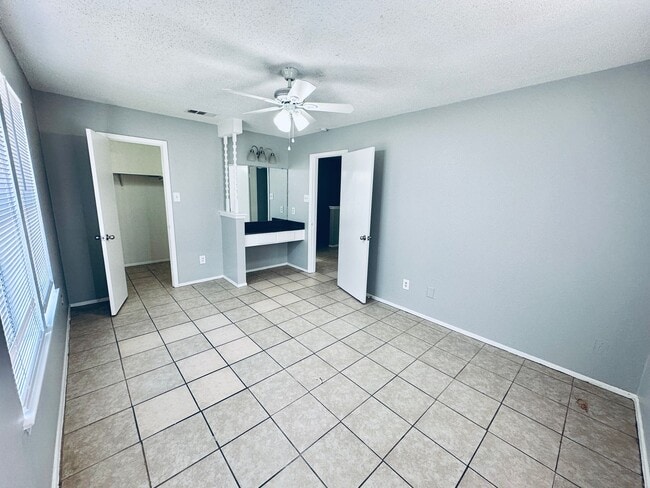 Building Photo - 5305 Woodland Oaks Ct