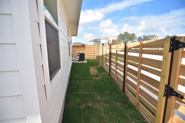 Building Photo - 373 Keefer