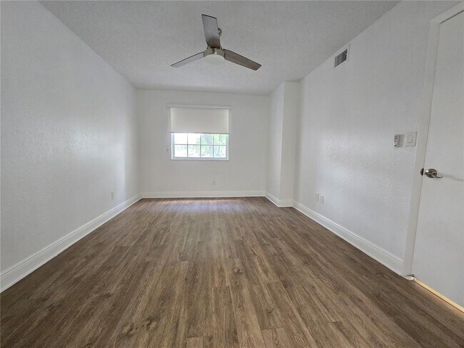 Foto del edificio - 2890 N Oakland Forest Dr