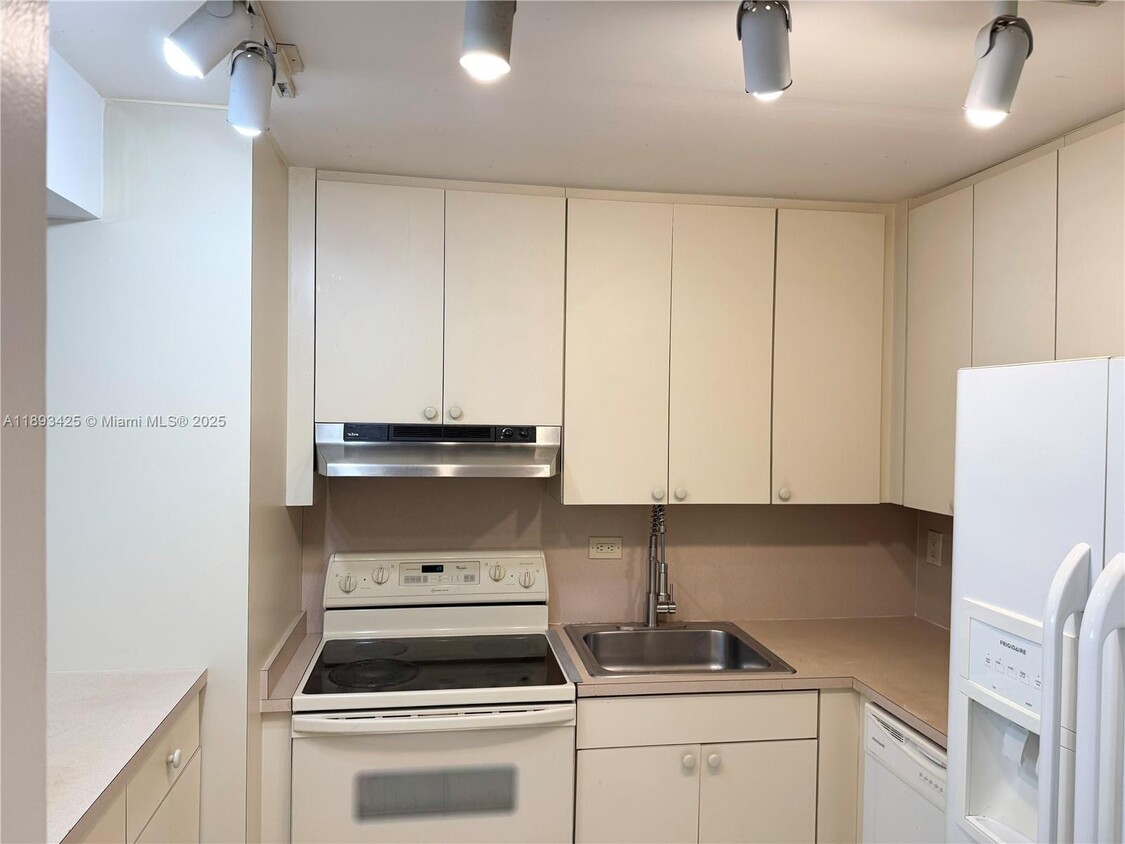 Foto principal - 8990 SW 24th St