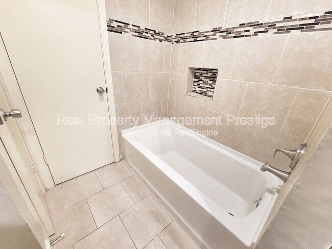 Foto del edificio - 16311 Tibet Rd