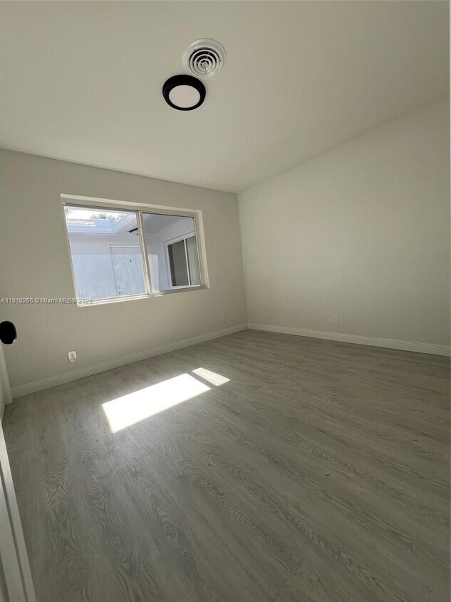 Foto principal - 1831 NE 56th St