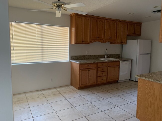 Building Photo - Three Bedroom Home in Beautiful Neighborhood