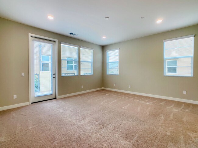Foto del edificio - Modern 4BR Home in Irvine Great Park | Resort-Style Amenities & Top Schools