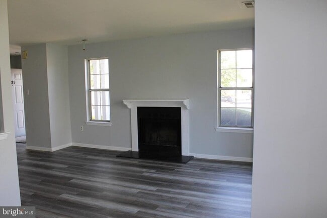 Building Photo - 211 Mews Dr