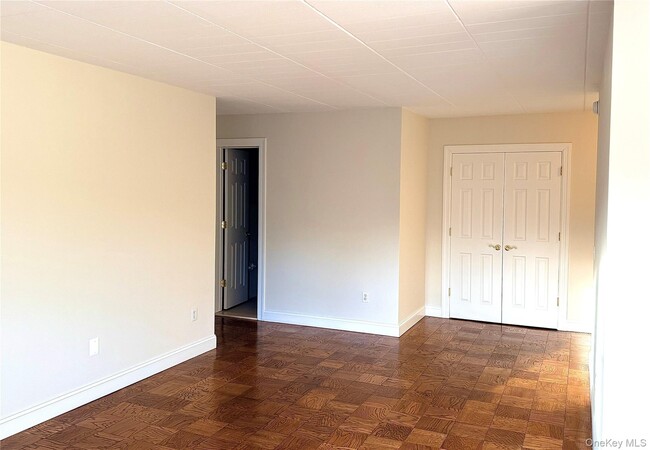 Building Photo - 505 White Plains Rd