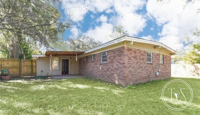 Building Photo - RATE DROP ALERT (was $2300/month)!