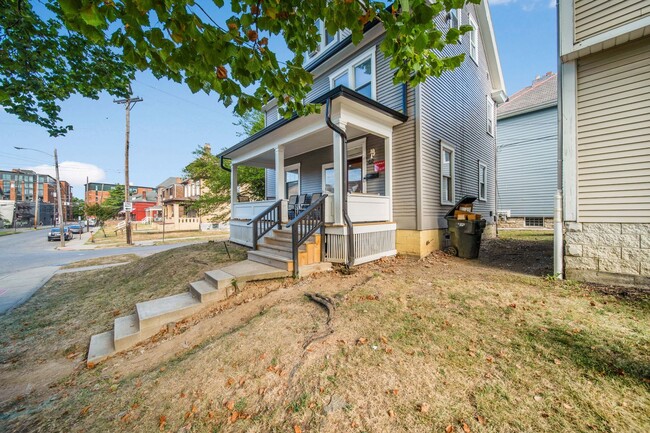 Building Photo - Ultimate 6-Bedroom House with Spacious Liv...