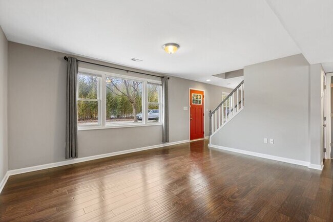 Foto del edificio - 7825 Ridge Rd