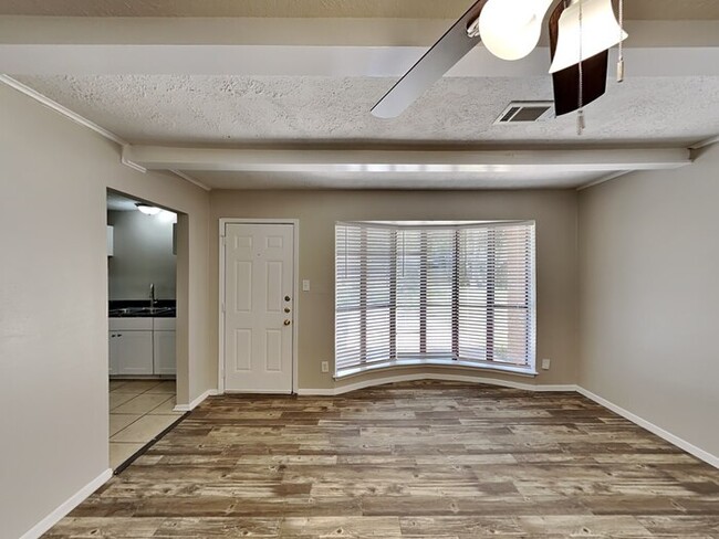 Foto del edificio - 809 Lochmoor Ln