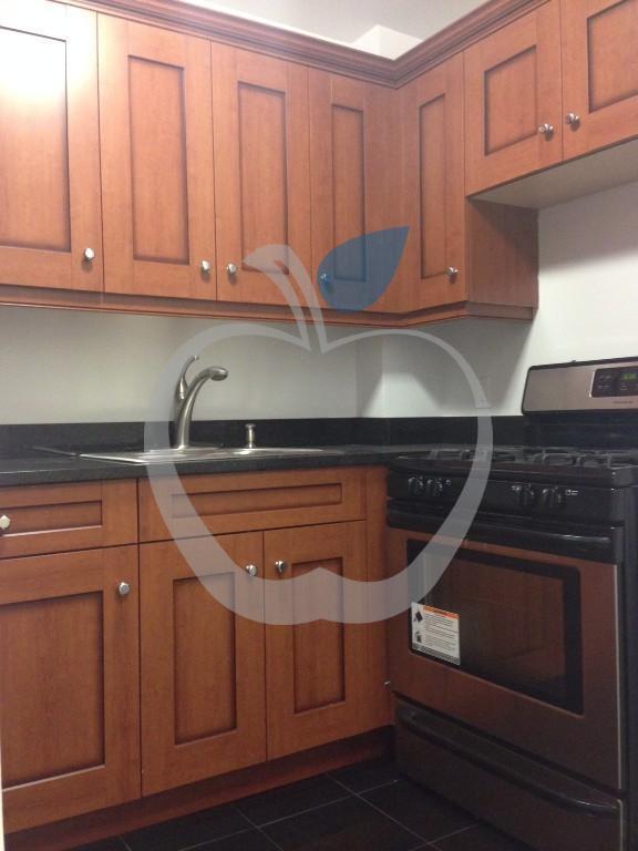 Foto principal - 353 W 45th St
