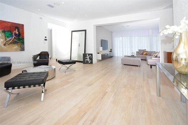 Foto del edificio - 880 N Venetian Dr