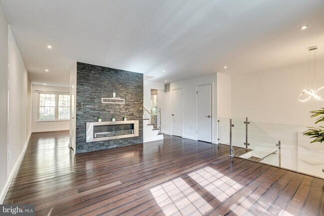 Foto del edificio - 6153 Forest Creek Ln