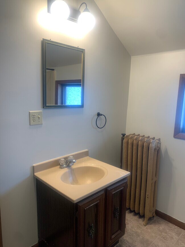 Baño - 210 N Sophie St