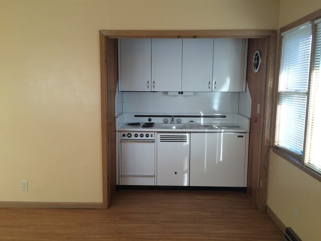 Building Photo - COZY EFFICIENCY LOCATED NEAR DOWNTOWN SIOUX FALLS! CALL TODAY FOR A SHOWING!