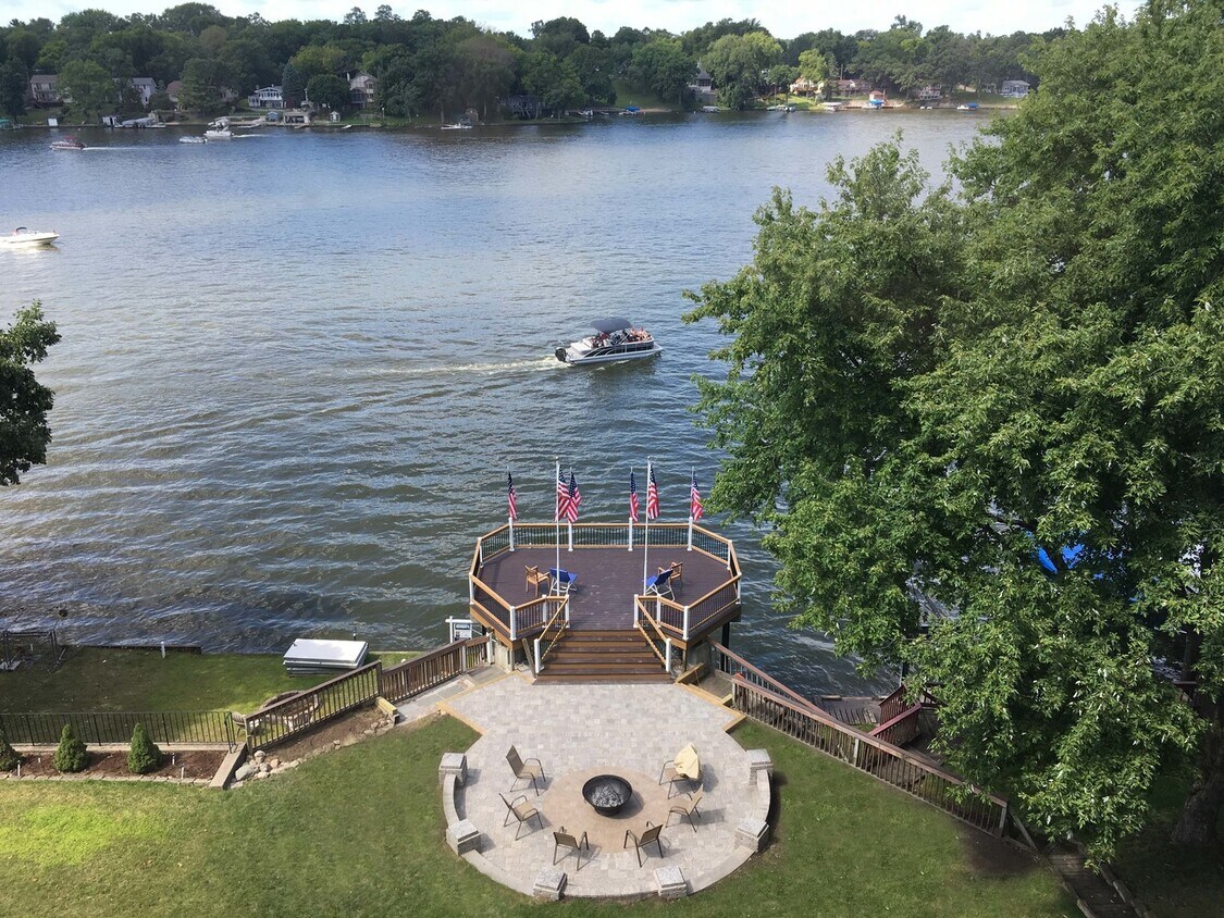 Primary Photo - 5403 E Lake Shore Dr