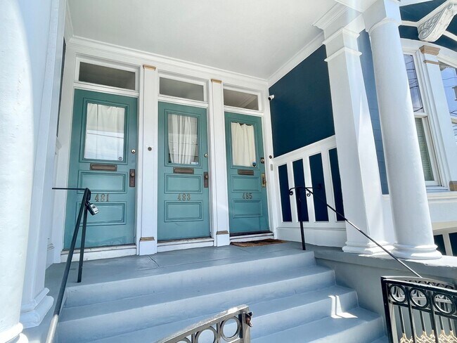 Building Photo - HUGE Edwardian 3BR /1 BA Flat, Parking, La...