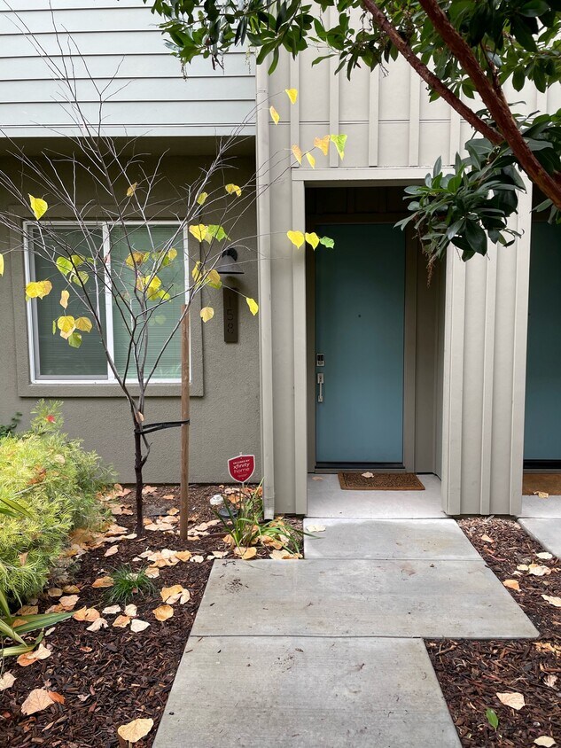 Primary Photo - 158 Uptown Cir