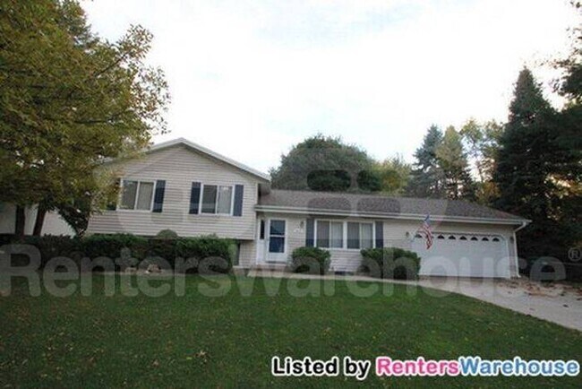 Building Photo - Spacious 4 Bedroom 2 Bath Home in Circle Pines