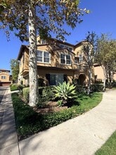 Building Photo - 5 Periwinkle