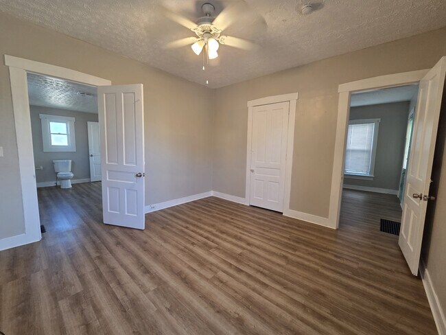 Building Photo - 423 Clover St