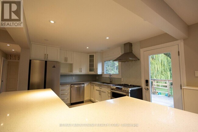 Building Photo - 2424 Yolanda Dr