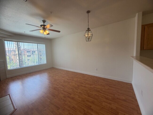 Foto del edificio - GUARD GATED TOP FLOOR PRIVATE 1 BED CONDO FEATURING A DETACHED 1 CAR GARAGE