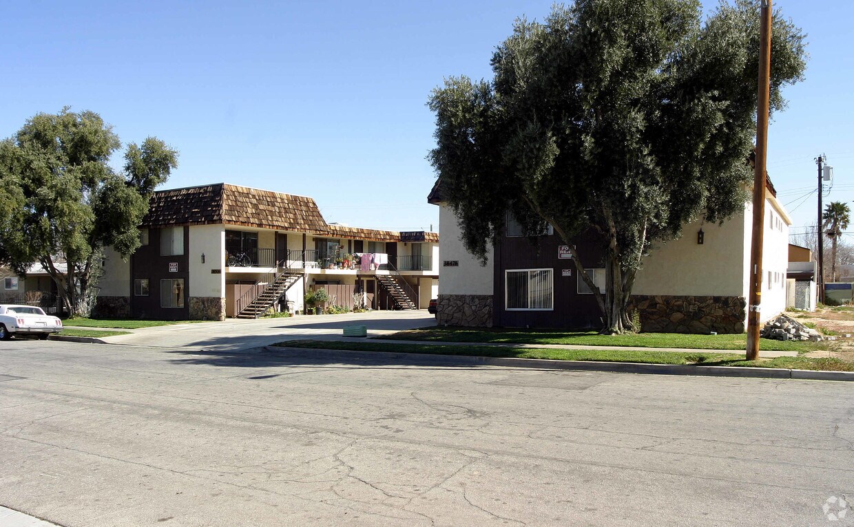 Primary Photo - 38478-38506 4th St E