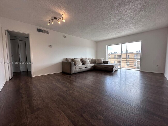 Foto del edificio - 4848 NW 24th Ct
