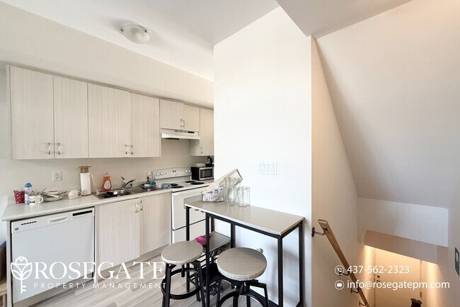 Photo du bâtiment - Renovated 3-Bedroom, 2.5-Bath Townhome in Toronto – 1,200 Sq Ft