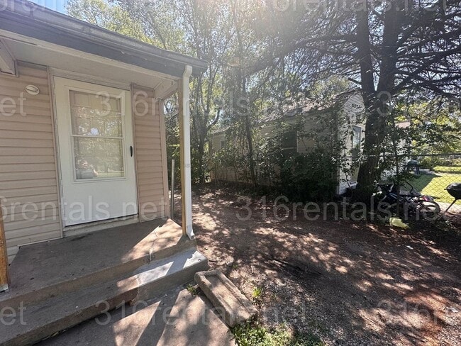 Building Photo - $525 - 1 bed 1 bath - Duplex