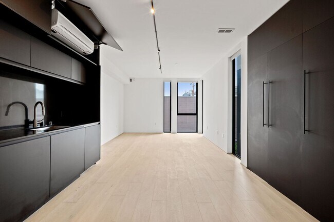 Foto del edificio - Modern 1 Bed, 1 Bath Condo @ 10th & Howard...
