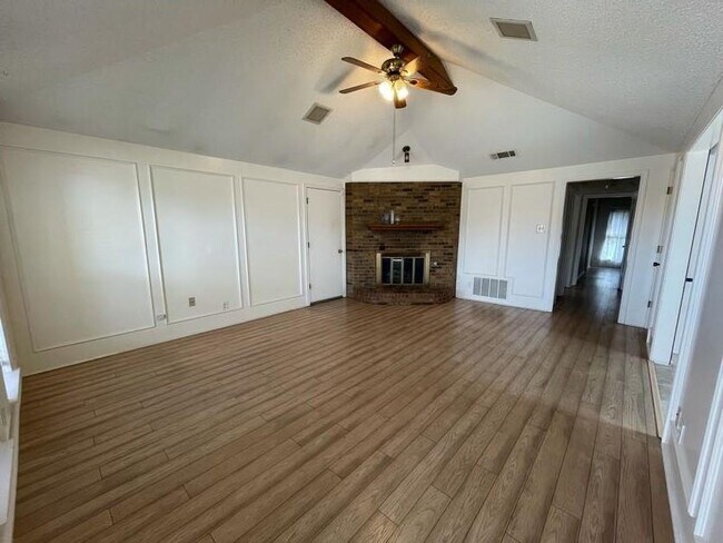 Building Photo - 2046 Lorient Dr