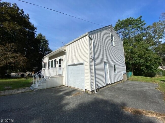 Building Photo - 127 Decker Pond Rd