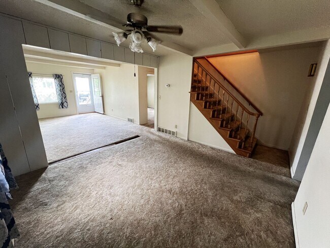 Building Photo - 1117 E 2nd-3 bedroom, 1.5 bathroom house w...